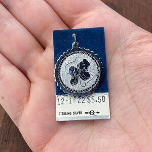 Vintage 925 Sterling Silver Baby Shoes Scalloped Round Pendant Bracelet Charm